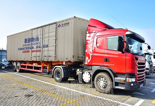 深圳東勝物流的港珠澳大橋運(yùn)輸車(chē)隊(duì)；澳門(mén)物流-進(jìn)口報(bào)關(guān)公司-香港進(jìn)口清關(guān)公司-深圳市東勝物流有限公司