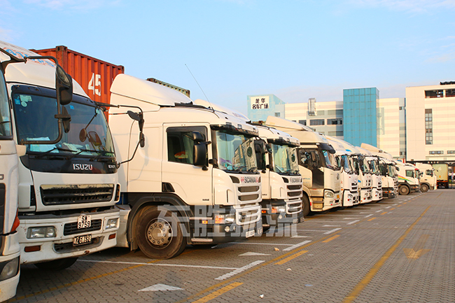 深圳東勝物流的港珠澳大橋運(yùn)輸車(chē)隊(duì)；澳門(mén)物流-進(jìn)口報(bào)關(guān)公司-香港進(jìn)口清關(guān)公司-深圳市東勝物流有限公司