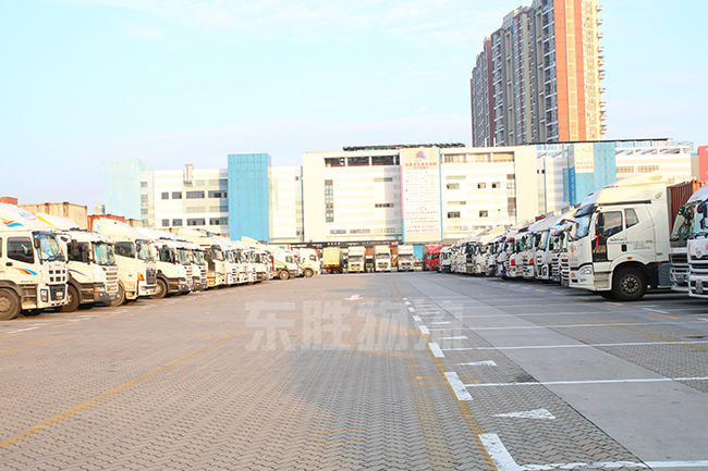 深圳東勝物流的港珠澳大橋運(yùn)輸車(chē)隊(duì)；澳門(mén)物流-進(jìn)口報(bào)關(guān)公司-香港進(jìn)口清關(guān)公司-深圳市東勝物流有限公司