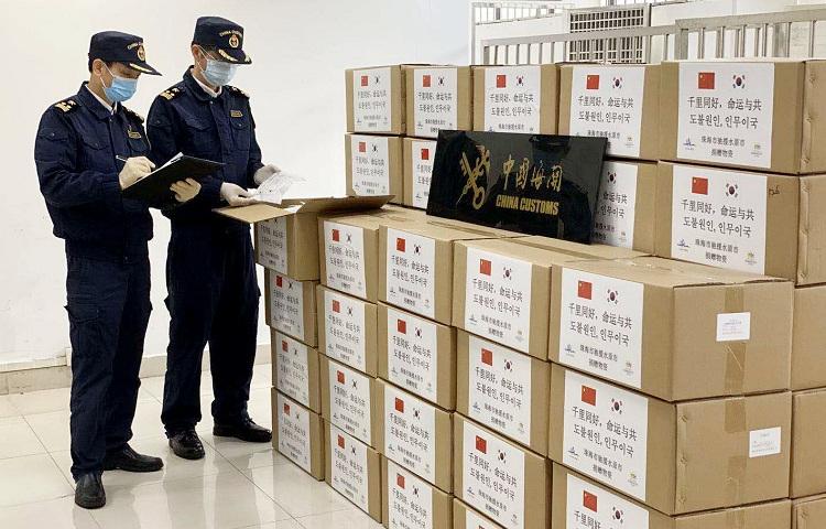 防疫物資出口，防護(hù)口罩出口人工檢驗(yàn)放行現(xiàn)場圖；