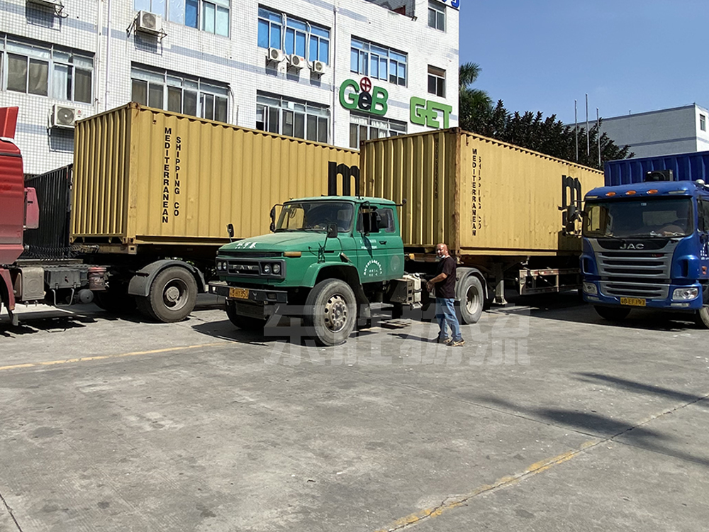 防護(hù)口罩出口到國外，防疫物資出口國外運輸，東勝物流口罩裝車現(xiàn)場圖