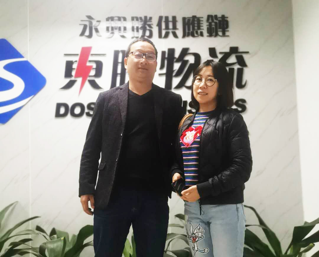 吳總在口罩出口香港運(yùn)輸后，在我司合影留念  